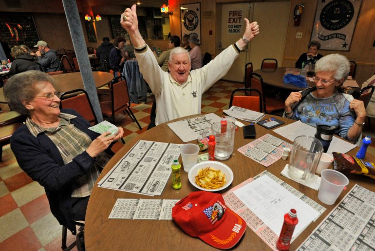 Alte Männer spielen Bingo